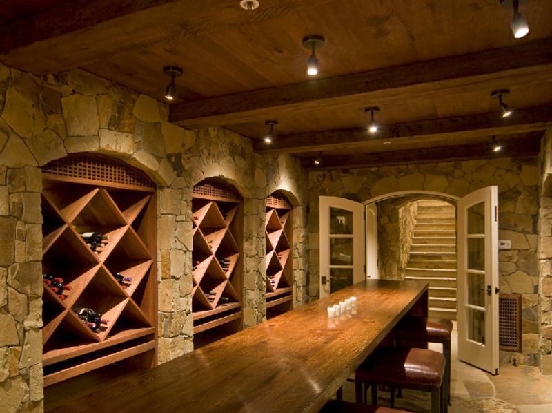 地下室潮湿：原因和水蜜桃入口网页污